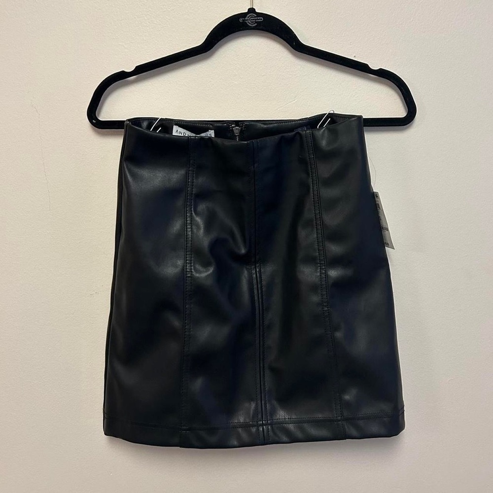 Cute, high waisted, black, (faux) leather skirt